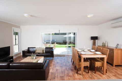 Coast & Vines @ Moana Beach - Perths Hotel 1