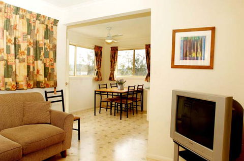 Maclean Riverside Caravan Park - Perths Hotel 2