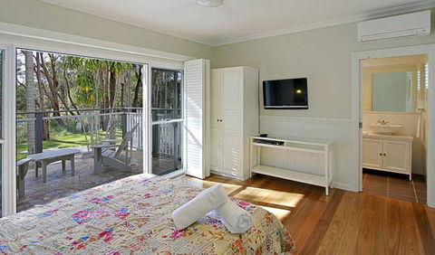 Away On Belongil Fields - Perths Hotel 2