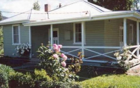 Honeysuckle Cottage Jingellic - Perths Hotel 1