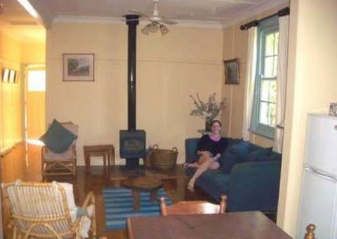 Honeysuckle Cottage Jingellic - Perths Hotel 3