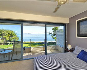 Dolphins - Perths Hotel 0