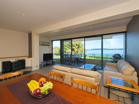 Dolphins - Perths Hotel 1
