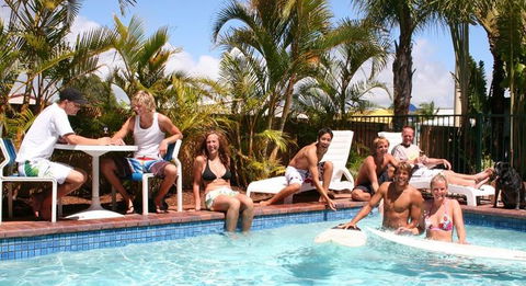 Coolangatta YHA Backpackers Hostel - Perths Hotel 1