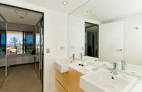 Ambience On Burleigh Beach - Perths Hotel 7