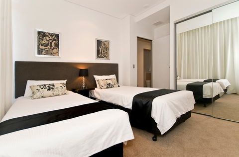 Ambience On Burleigh Beach - Perths Hotel 10