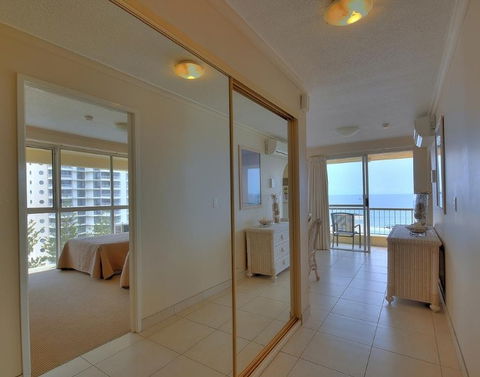 Surfers Beachside Holiday Apartments - Perths Hotel 4