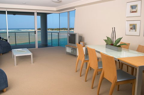 Waves Maroochy River - Perths Hotel 2