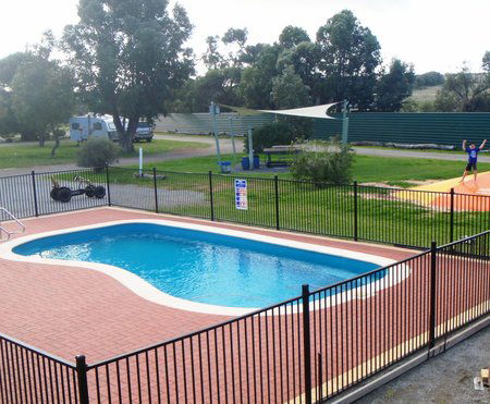 Elliston Caravan Park - Perths Hotel 1