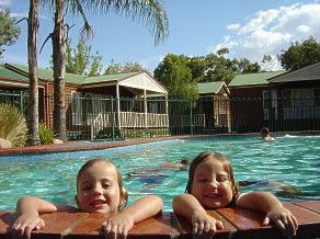 Albury Motor Village - Perths Hotel 3
