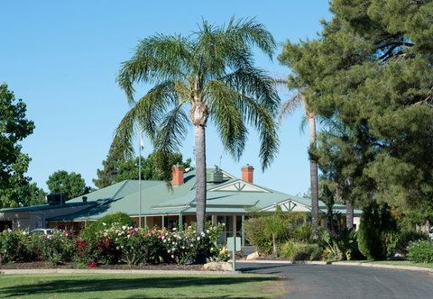 Berri Riverside Caravan Park - Perths Hotel 1