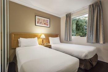 APX Parramatta - Perths Hotel 8