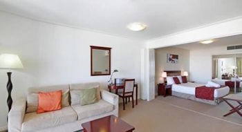 OVR Caloundra - Perths Hotel 16