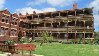 Yarra House Campus Summer Stays - Perths Hotel 10