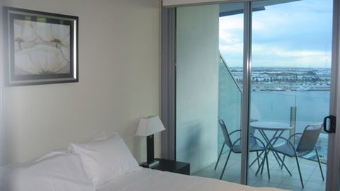 Apartments Melbourne Domain Docklands - Perths Hotel 2