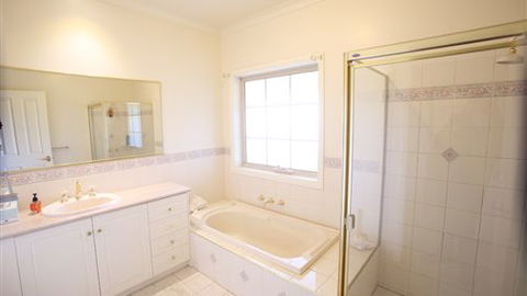 Farm Accommodation - Perths Hotel 7