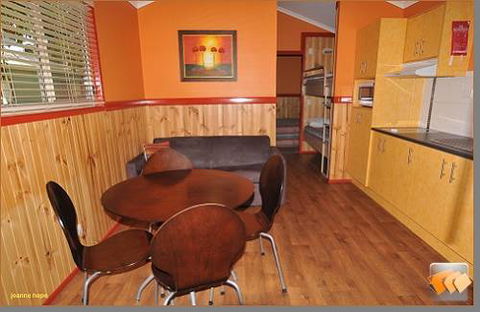 Aussie Outback Oasis Cabin & Van Village - Perths Hotel 3