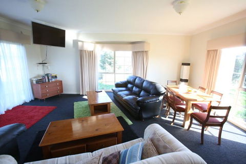 Farm Accommodation - Perths Hotel 11