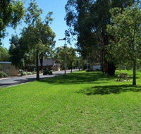 Cowra Holiday Park - Perths Hotel