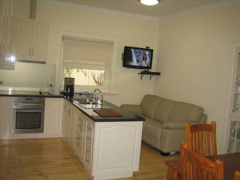 MacDonnell House (Naracoorte Cottages) - Perths Hotel 3