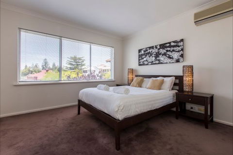 Cottesloe Beach House 2 - Perths Hotel 6