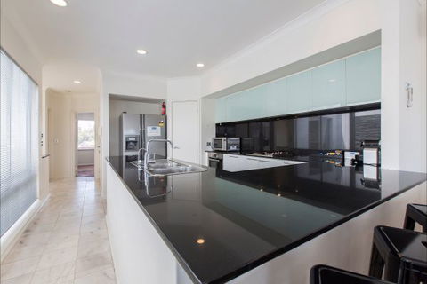 Cottesloe Beach House 2 - Perths Hotel 7