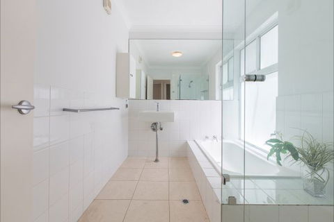 Cottesloe Beach House 2 - Perths Hotel 9