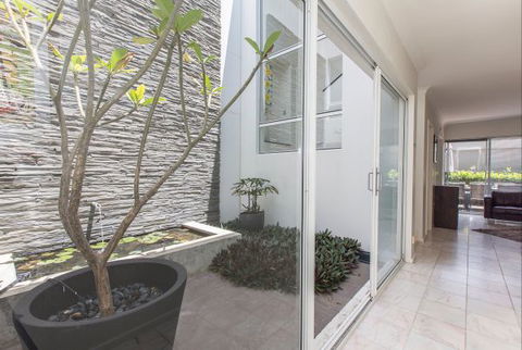 Cottesloe Beach House 2 - Perths Hotel 10