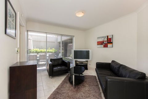 Cottesloe Beach House 2 - Perths Hotel 11