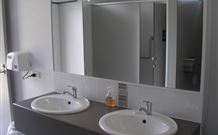 Culcairn Caravan Park - Perths Hotel 5
