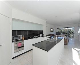 Cottesloe Beach House 2 - Perths Hotel 3