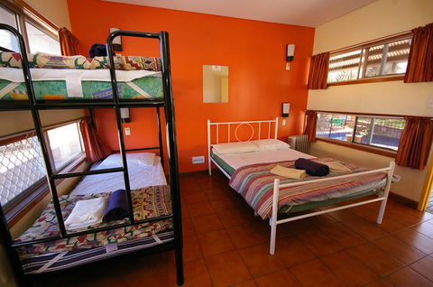Alice Springs YHA - Perths Hotel 7