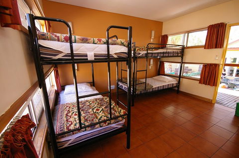 Alice Springs YHA - Perths Hotel 8