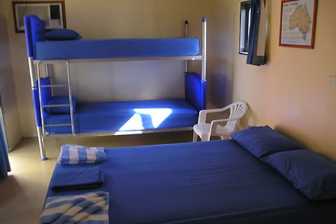 Rockhampton YHA - Perths Hotel 3