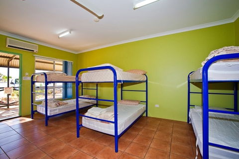 Exmouth YHA - Perths Hotel 2