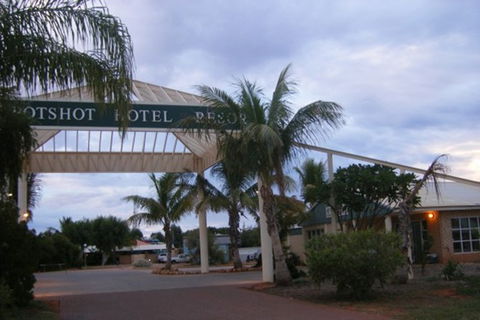 Exmouth YHA - Perths Hotel 7