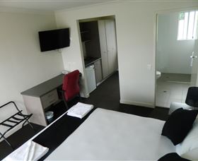 Dooleys Tavern And Motel Springsure - Perths Hotel 0