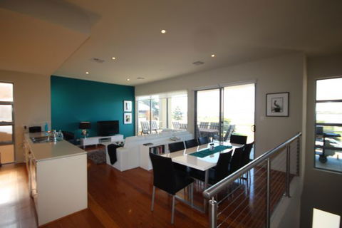 LJ Hooker Goolwa Holiday Rentals - 42 Underwood Avenue, Goolwa Beach - Perths Hotel 2