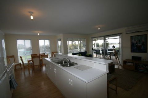LJ Hooker Goolwa Holiday Rentals - 42 Underwood Avenue, Goolwa Beach - Perths Hotel 5
