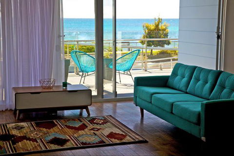 Penguin Beachfront Apartments - Perths Hotel 2