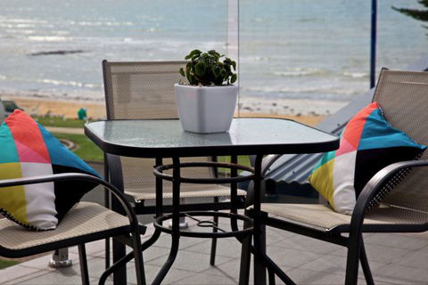 Penguin Beachfront Apartments - Perths Hotel 6