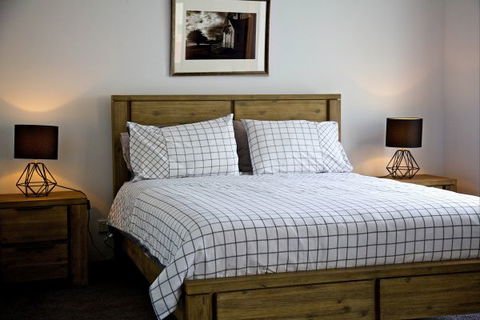 Penguin Beachfront Apartments - Perths Hotel 8