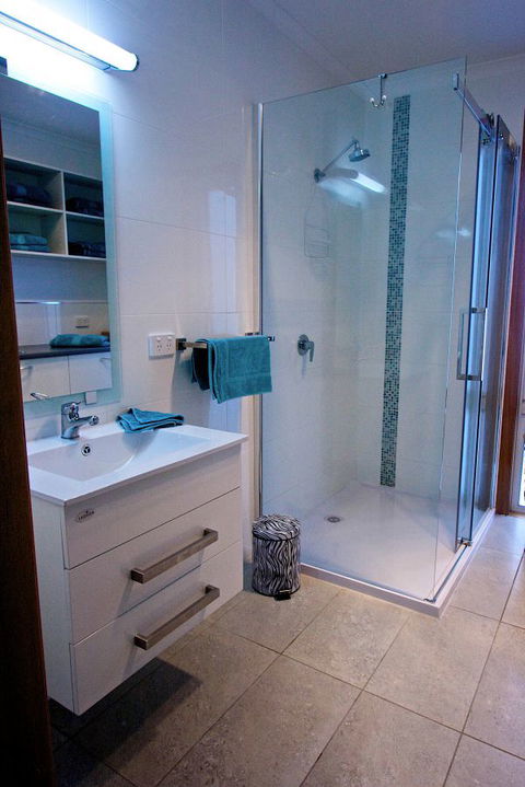 Penguin Beachfront Apartments - Perths Hotel 9
