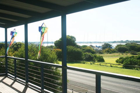 LJ Hooker Goolwa Holiday Rentals - 25 Barrage Road, Goolwa South - Perths Hotel 2