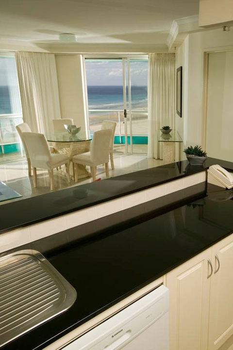 Ocean Plaza Resort - Coolangatta - Perths Hotel 2