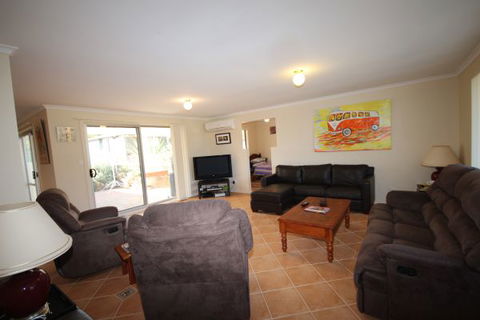 LJ Hooker Goolwa Holiday Rentals - 12 Willmett Road, Goolwa Beach - Perths Hotel 0