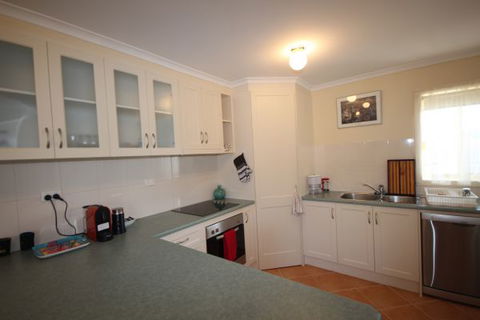 LJ Hooker Goolwa Holiday Rentals - 12 Willmett Road, Goolwa Beach - Perths Hotel 1