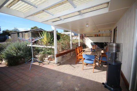 LJ Hooker Goolwa Holiday Rentals - 12 Willmett Road, Goolwa Beach - Perths Hotel 3
