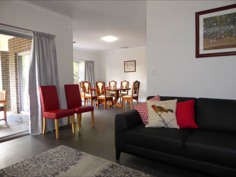 Adelaide Holiday House - Perths Hotel 0