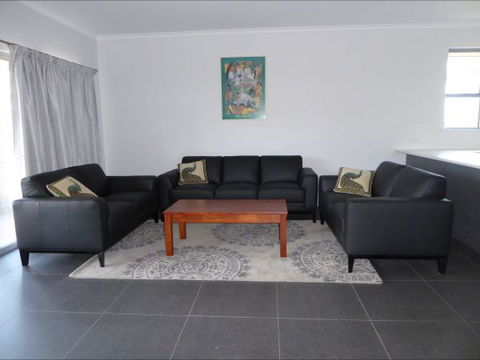 Adelaide Holiday House - Perths Hotel 5